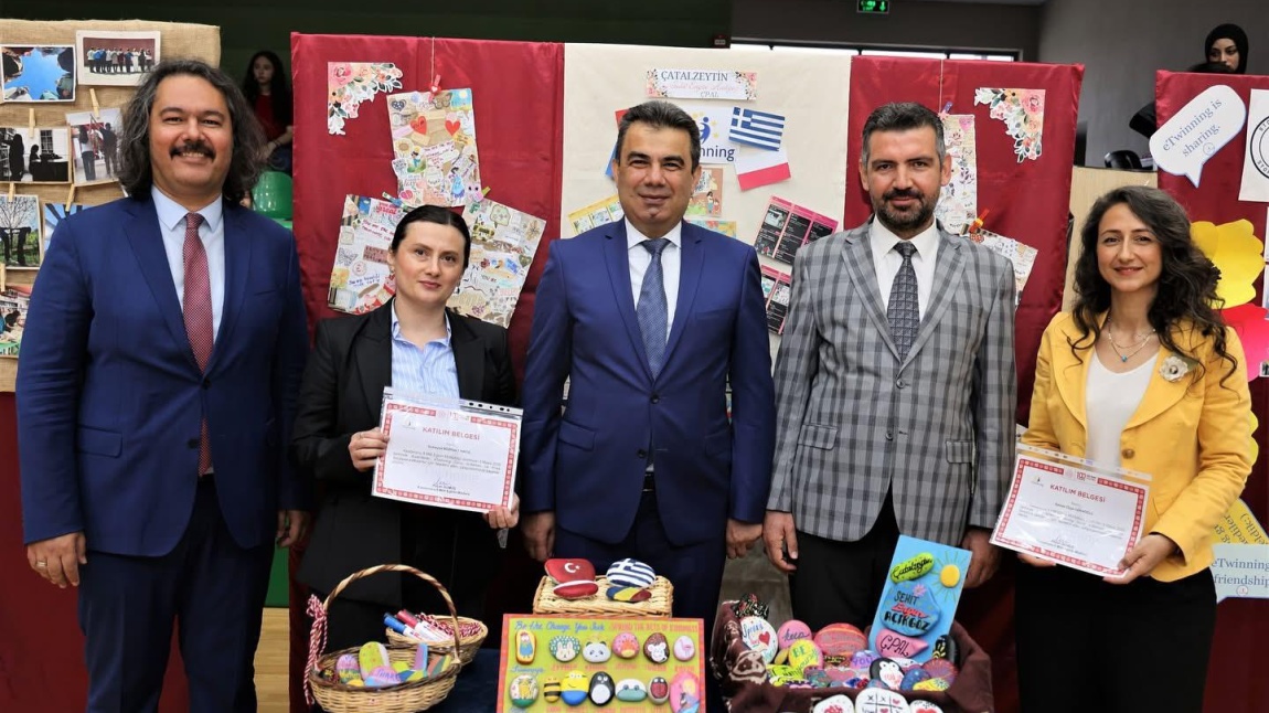 9 Mayıs eTwinning Günü kapsamında düzenlenen projeler sergisine okulumuz İngilizce öğretmenleri Nadide Özge OZANOĞLU ve Sümeyye BOZKURT KIRTIL, kurucusu oldukları projelerle sergide yer aldılar. 